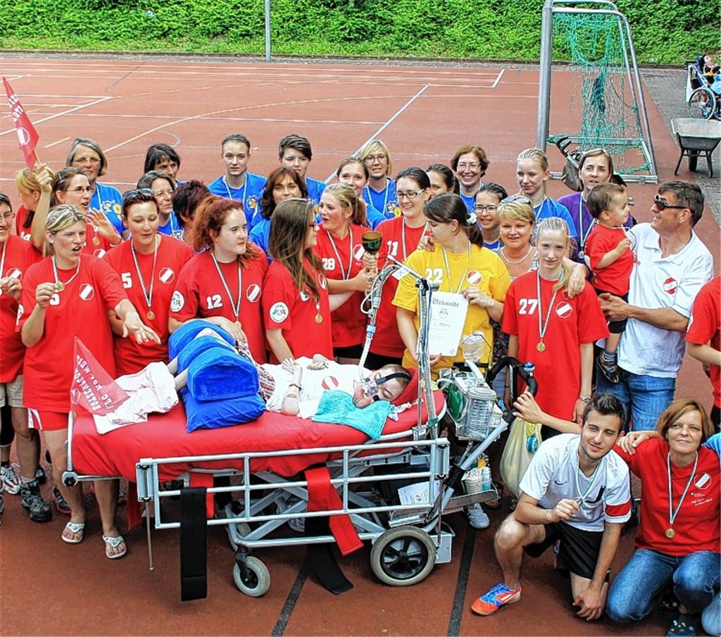 Jonas Anderer umringt von seinen sportbegeisterten Freunden. Foto: Roth