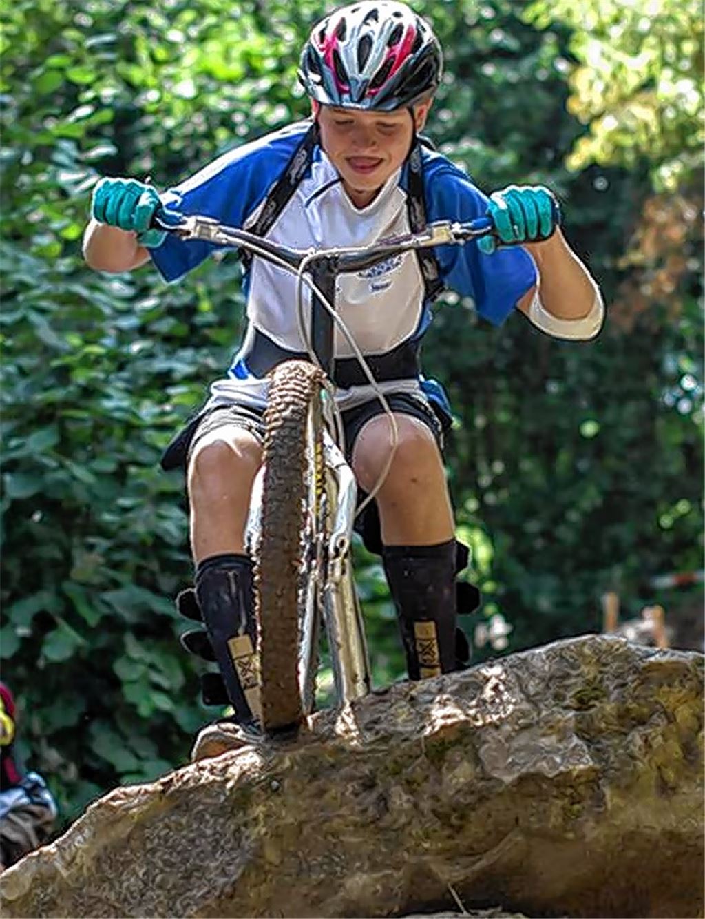Jonas Balb bewältigt einen Felsblock. Foto: privat