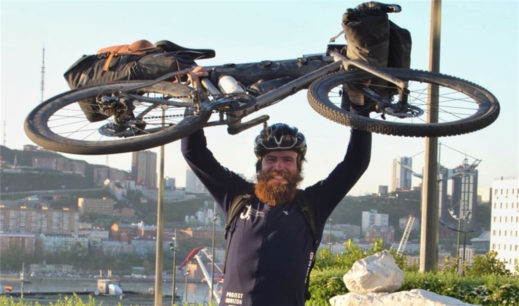 Jonas Deichmann hat Wladiwostok, russische Stadt an der Pazifikküste, erreicht. Dafür hat er zuletzt auf dem Rad Sibirien durchquert. Foto: Markus Weinbuch