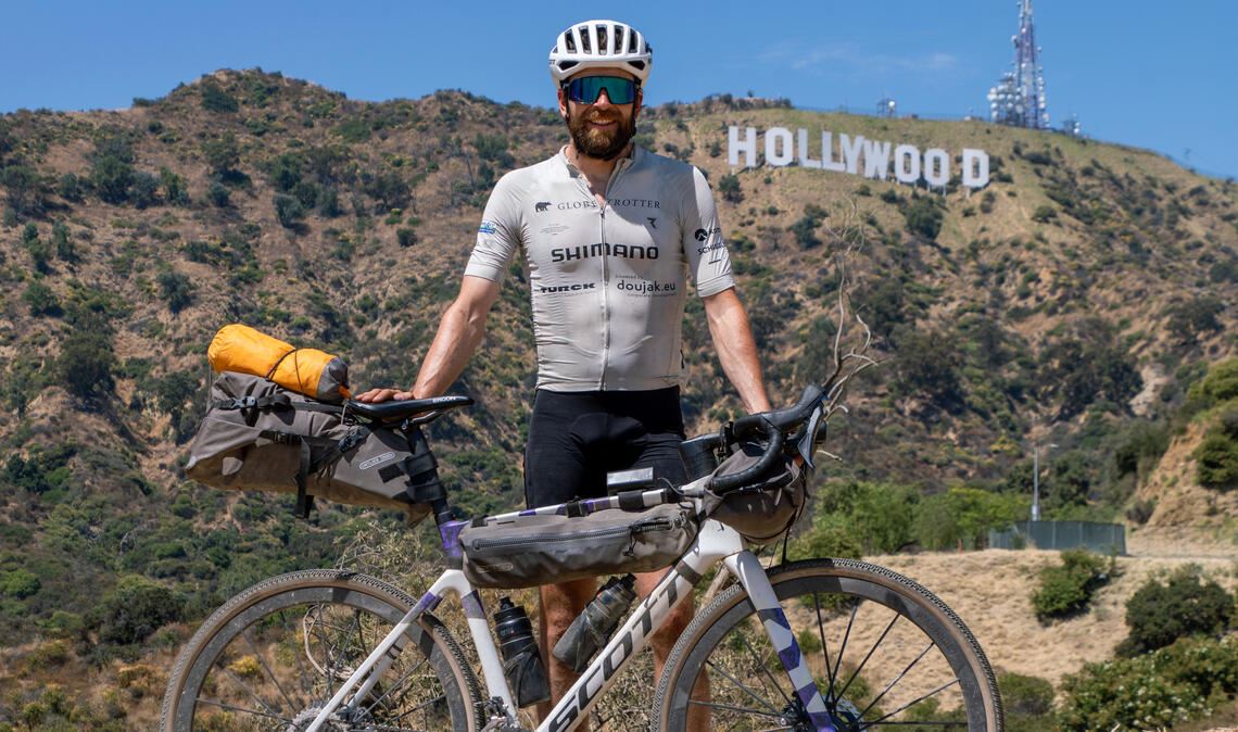 Jonas Deichmann in Hollywood: Der Illinger hat den Fahrrad-Teil seiner Abenteuerreise, die ihn zweimal quer durch die USA führt, geschafft.