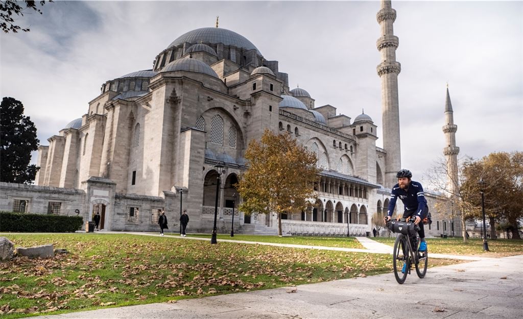 Jonas Deichmann vor einer Moschee in der Türkei: Da es von hier für ihn derzeit nach Osten nicht weitergeht, ändert Deichmann die Richtung seiner Weltumrundung. Daniel Rintz