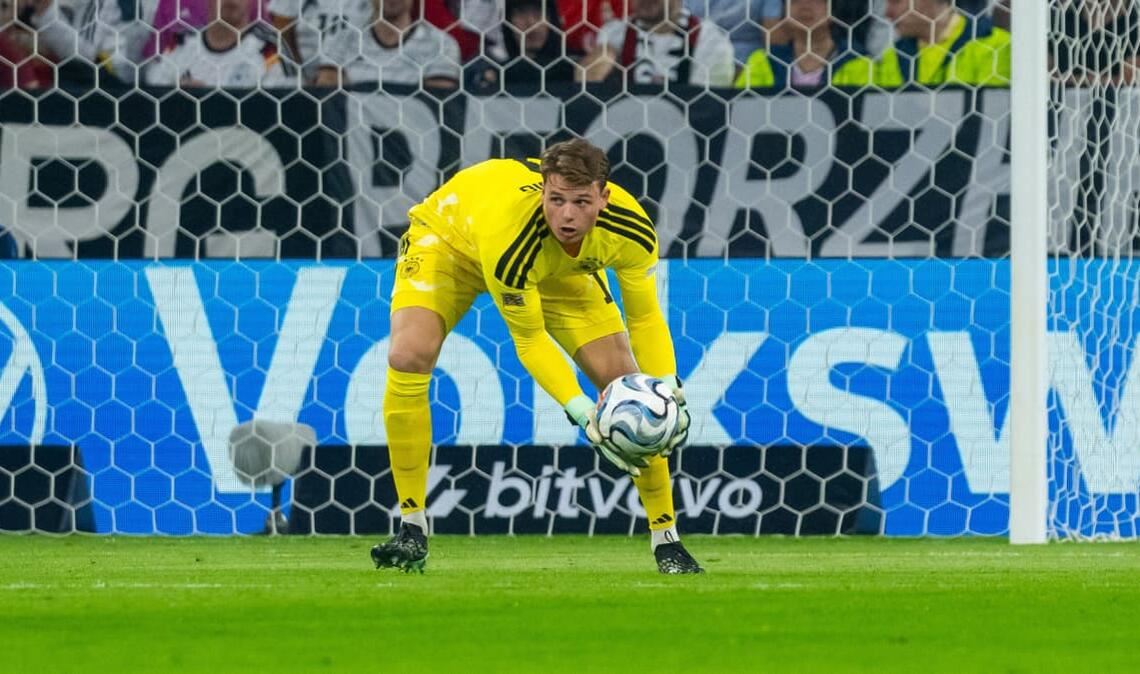 Jonas Urbig (Note 3): Heimspiel beim Länderspieldebüt: Der Rahmen hätte unpassender sein können für den Keeper des FC Bayern – nun also durfte der Münchner Kronprinz von Manuel Neuer in der heimischen Arena in Fröttmaning zum ersten Mal zwischen die Pfosten mit dem Adler auf der Brust. Urbig konnte sich gegen die Serben nicht auszeichnen – weil die Gäste ihn schlicht nicht prüften.