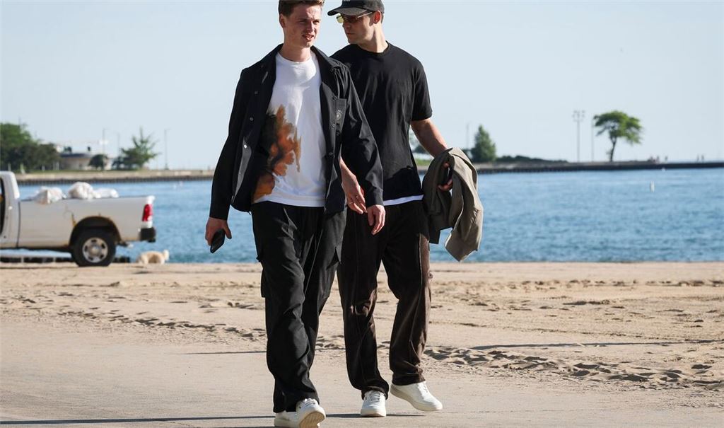 Jonas Urbig (l.) und Manuel Neuer (r.) gehen am Lake Michigan spazieren.