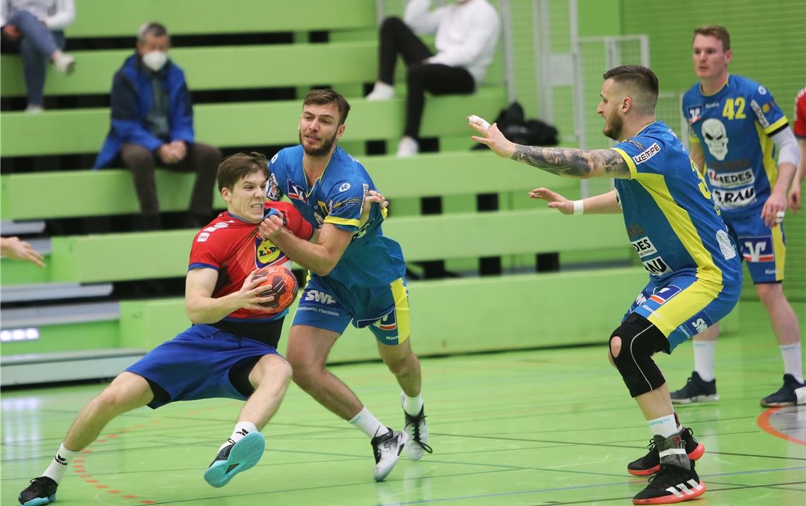 Jonathan Buck (Mitte) kämpft mit dem Horkheimer Louis Mönch um den Ball. Foto: Rubner