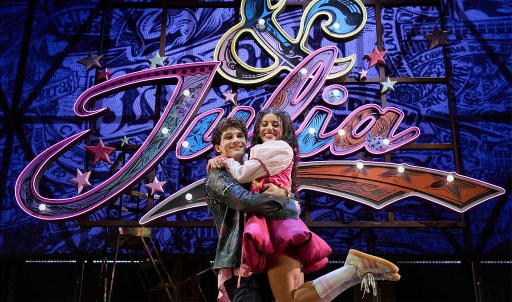 Jonathan Guth (l) als Romeo und Sebeya (Rita Sebeh) als Julia, stehen während eines Press-Calls des Musicals Julia im Stage Palladium Theaters im SI-Centrum auf der Bühne.