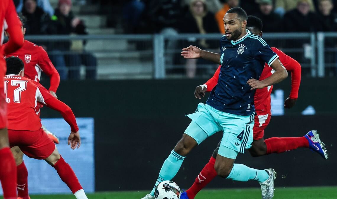 Jonathan Tah (Note 3): War mit dem Kopf zum 1:1 zur Stelle (26.). Hinten agierte der Innenverteidiger meist aufmerksam. Meist hatte es Jonathan Tah mit Breel Embolo zu tun – beim 2:1 des Schweizers war er zu zögerlich (41.).