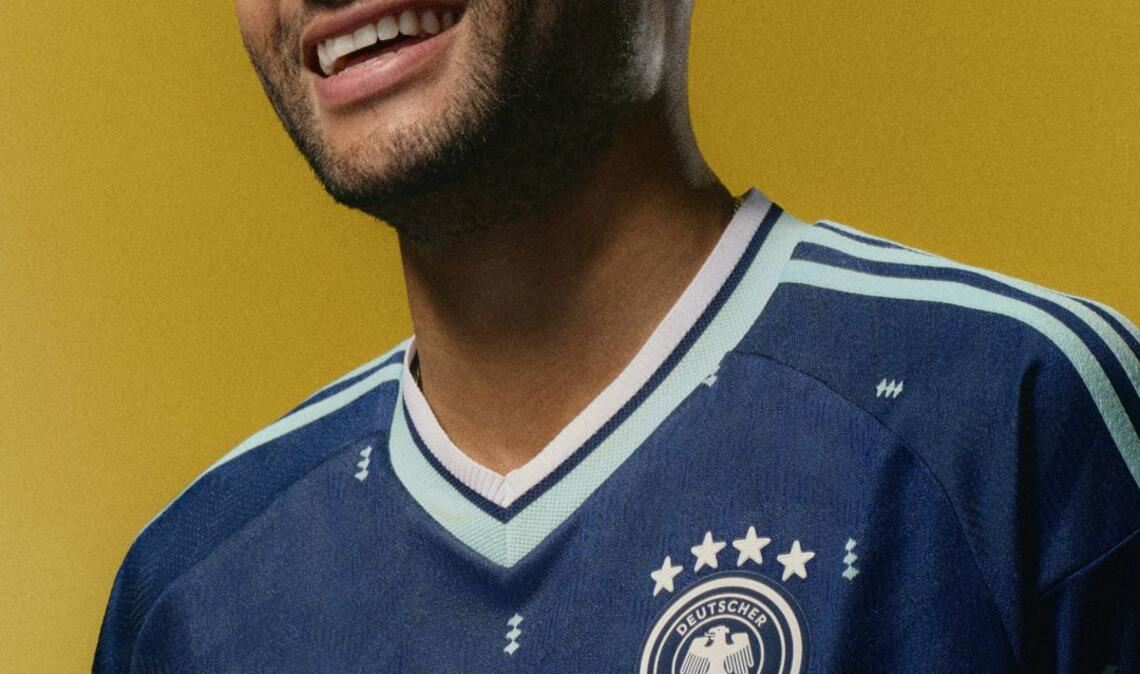 Jonathan Tah im neuen DFB-Auswärtstrikot