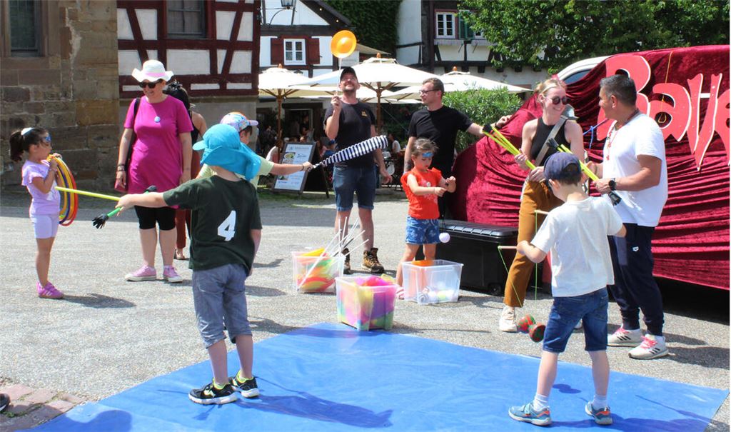 Jonglieren ist ein Angebot beim Fest „Kloster, Kinder Welterbe“. Foto: Prokoph