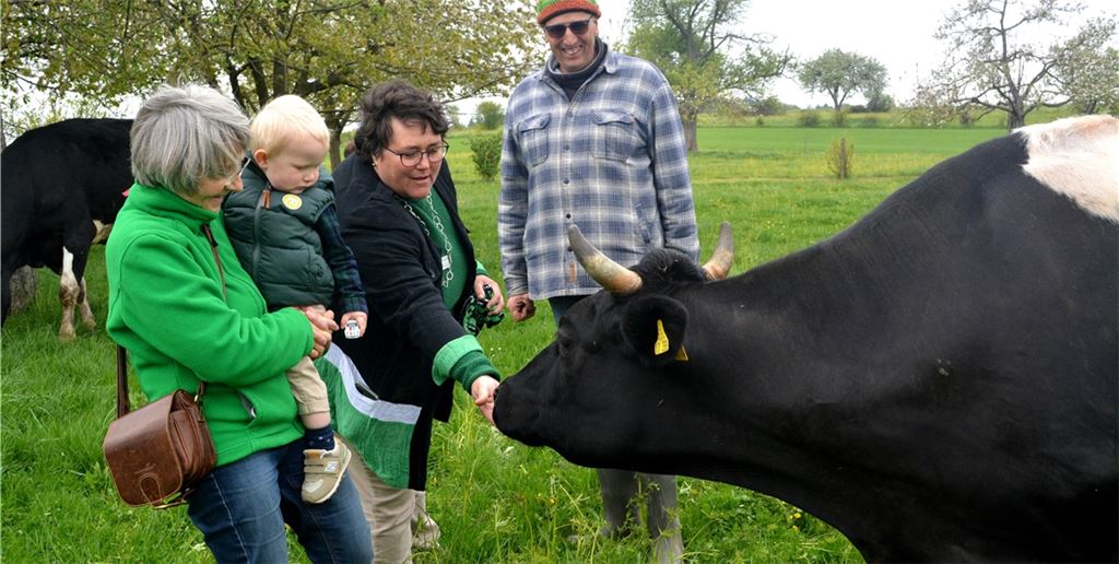 Jorgine zeigt keine Scheu vor der Landtagsabgeordneten Stefanie Seemann (Grüne) mit Enkel Anton (v.li.), Regionalmanagerin Ursula Waters und Landwirt Jörg Blessing.