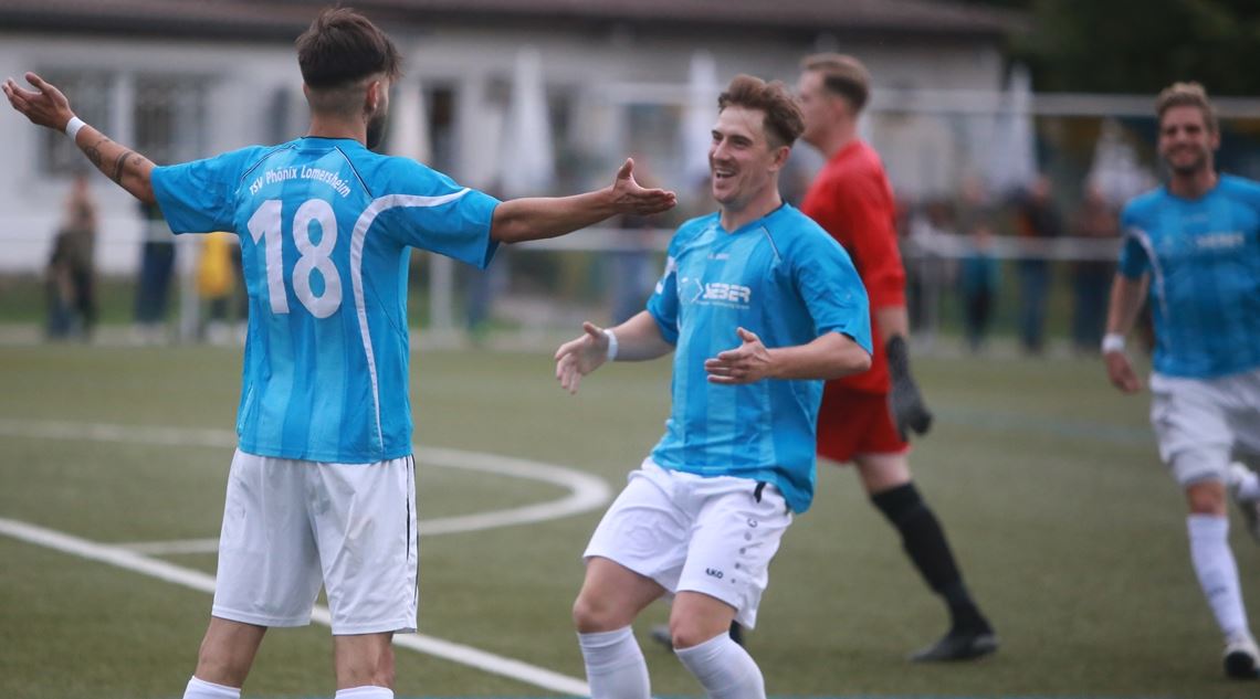 Joschka Heugel freut sich über den Treffer von Chris Keller (Nummer 18) zum 1:0, den er mit einem starken Schnittstellenpass selbst eingeleitet hat.Fotos: Huber