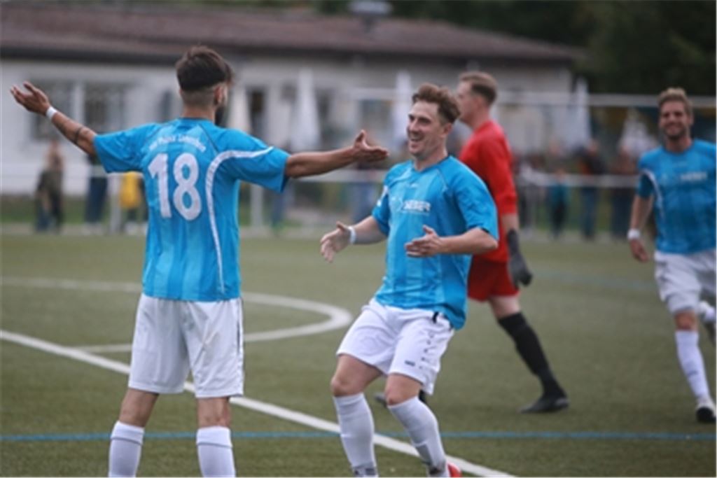•Joschka Heugel und Chris Keller (Nummer 14) bejubeln im Heimspiel gegen Aldingen vor einigen Wochen einen Treffer für Lomersheim. Archivfoto: Huber