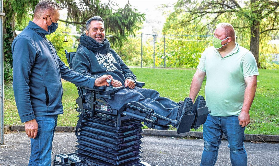 Josef Oberbüchler (li.) von der Firma Grohe Rehatechnik und Freund Denis Keigler (re.) freuen sich mit Rosario Pesco.Fotomoment