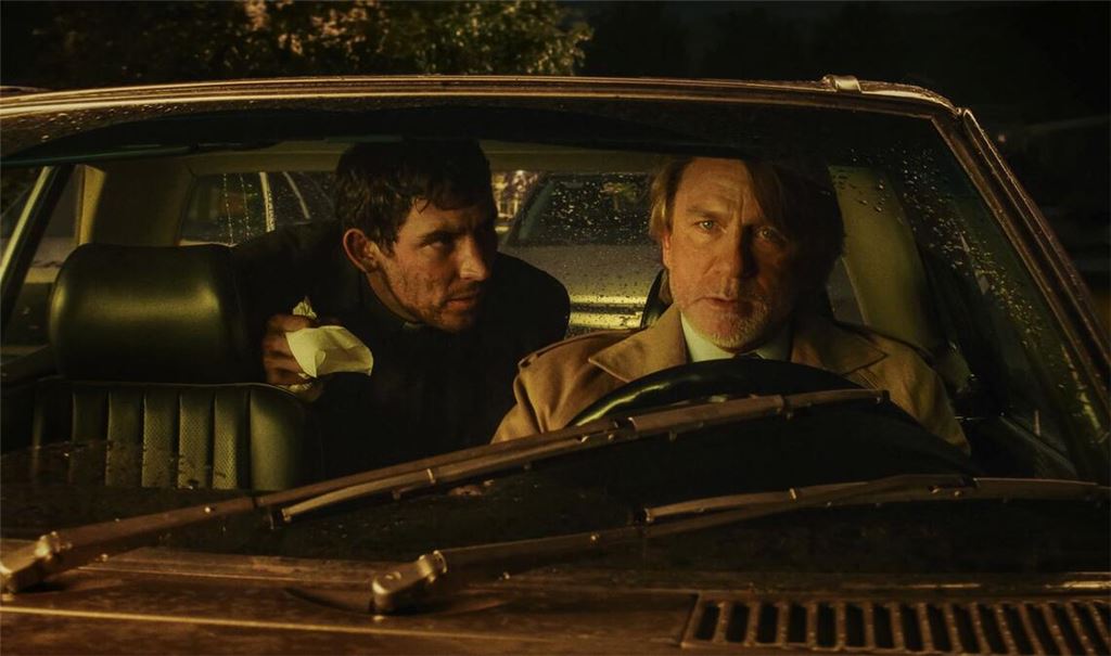 Josh O'Connor (l.) und Daniel Craig werden ab November in "Wake Up Dead Man" zu sehen sein, dem dritten Teil der Knives-Out-Reihe um Detektiv Benoit Blanc.