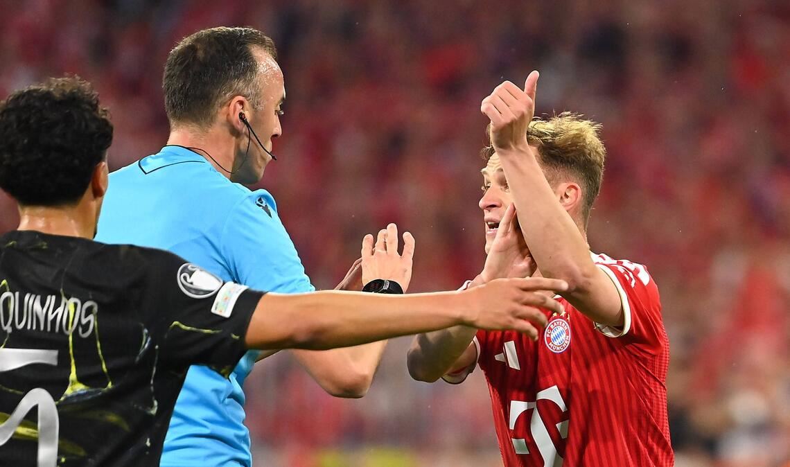 Joshua Kimmich (Bayern München) reklamiert Handspiel bei Schiedsrichter Joao Pinheiro.