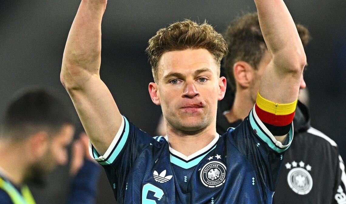 Joshua Kimmich feiert mit einer Verletzung an der Lippe den Sieg in der Schweiz.