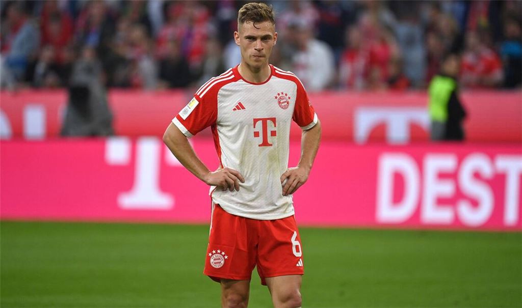 Joshua Kimmich mit versteinerter Miene – bei den Bayern ist der Wurm drin.