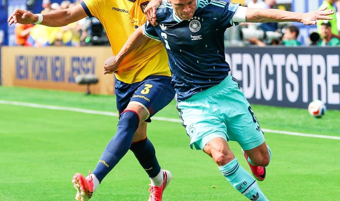 Joshua Kimmich (re.) hat sich das Spiel gegen Ecuador um Piero Hincapie anders vorgestellt.