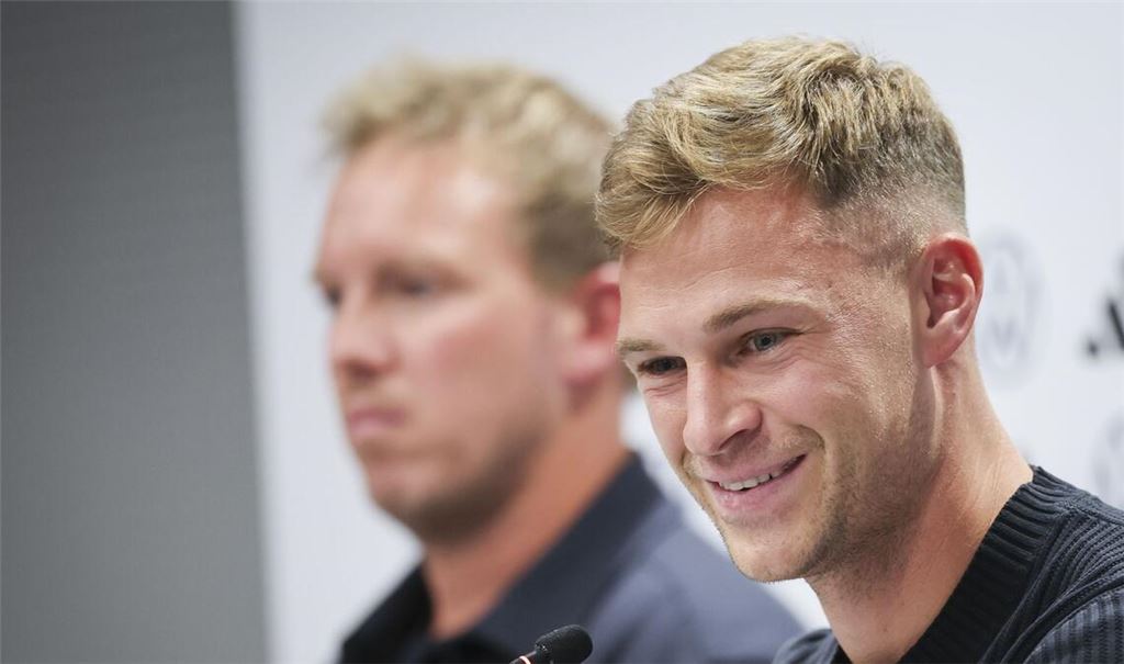 Joshua Kimmich (rechts) mit Bundestrainer Julian Nagelsmann