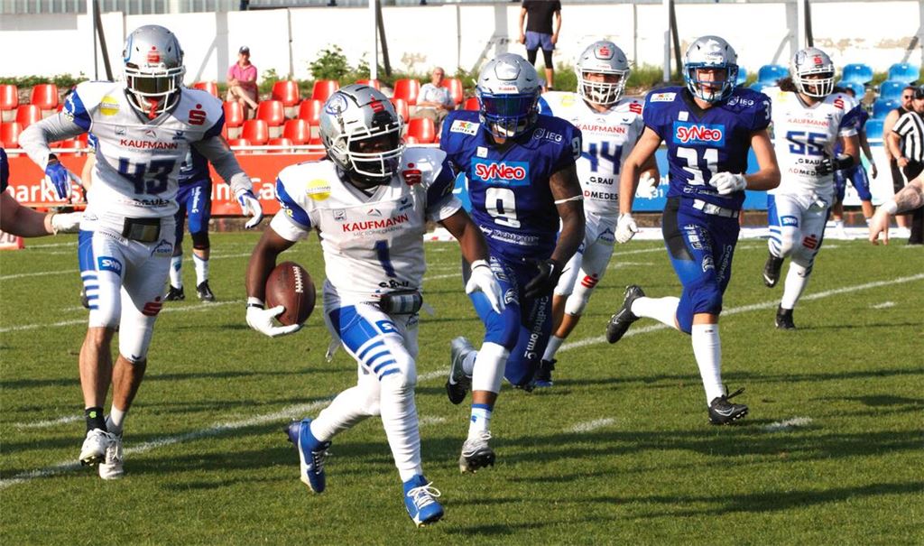 Joshua Purdie (Vierter v. li.) und die Pforzheim Wilddogs setzen sich im Derby gegen Albershausen durch und bleiben vorne mit dabei. Fotos: Keller