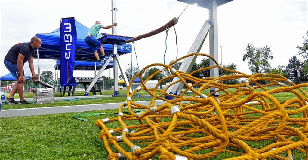 Joshua Scherwood (li.) und Philipp Meier bauen den Hochseilgarten auf.