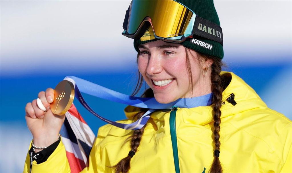 Josie Baff (Australien) jubelt bei der Siegerehrung mit ihrer Goldmedaille über den ersten Platz.