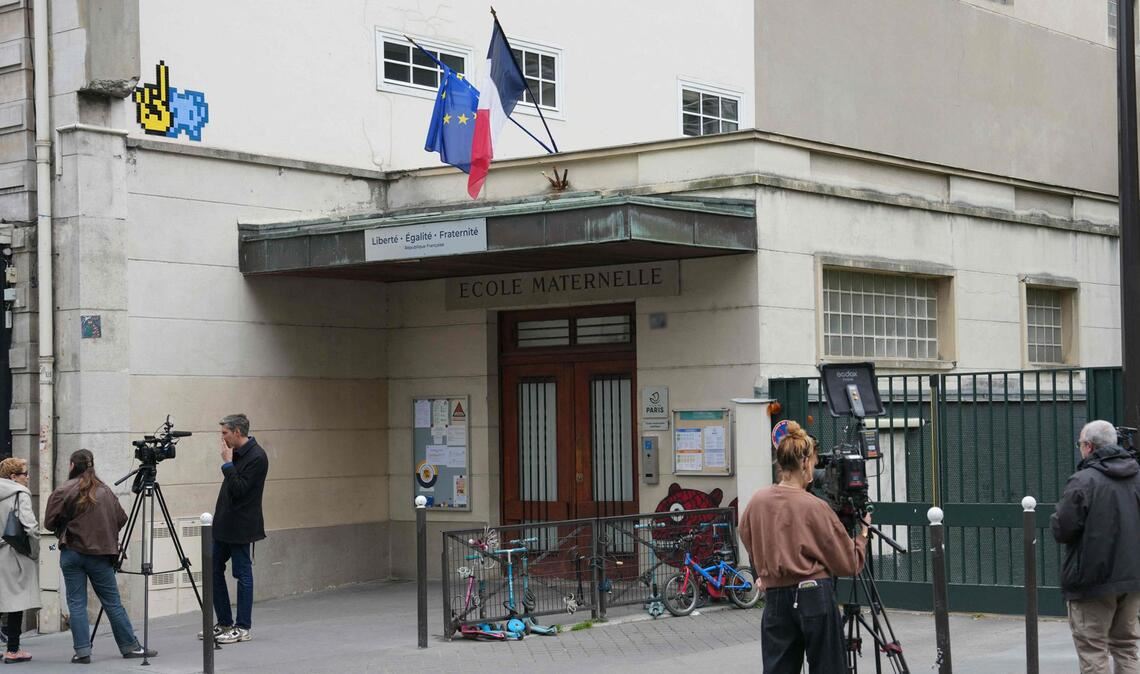 Journalisten filmen vor einem Kindergarten in Paris, nachdem mehrere Personen in Polizeigewahrsam genommen wurden.