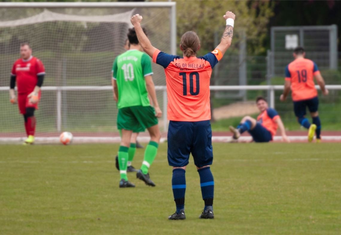 SG 08 Hellas wahrt ihre Chancen auf den Klassenerhalt Jubel bei Hellas nach dem eigenen 2:0 im Kellerduell –5:1 siegt der Gast. Foto: Fotomoment