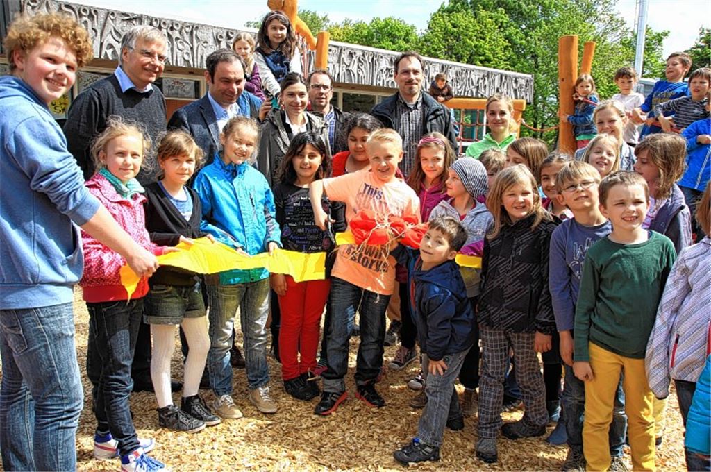 Jubel bei allen Beteiligten: Das neue Spielgerät in Illingen ist offiziell in Schülerhand.