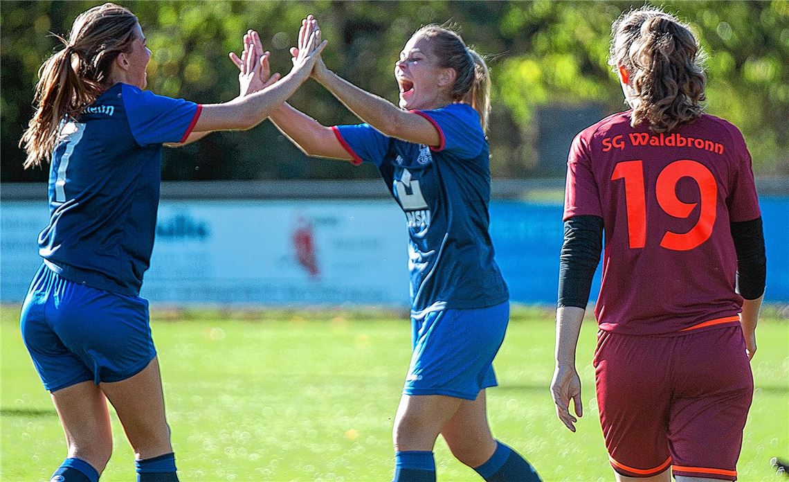 Jubel bei den Landesliga-Frauen des TSV Ötisheim: Gegen die SpG Waldbronn treffen sie insgesamt sechsmal, sie lassen allerdings auch drei Gegentore zu.Foto: Fotomoment