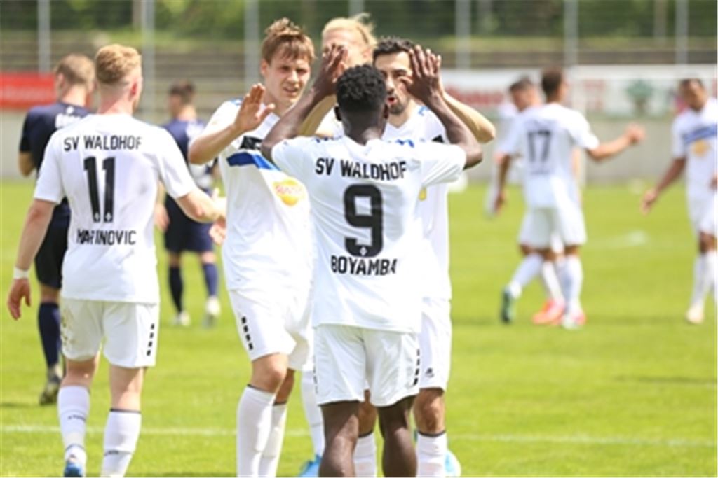 Jubel bei den Mannheimern nach dem Treffer zum 2:0 durch Joseph Boyamba. Fotos: Huber