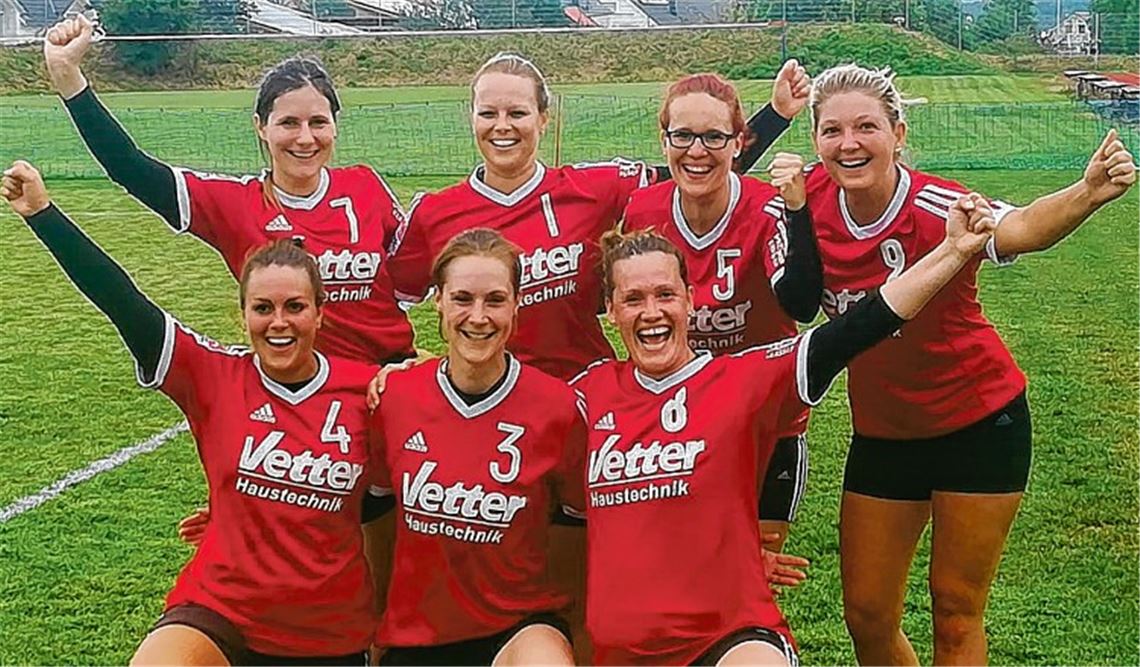 Jubel bei den Ötisheimer Faustballerinnen: Sie sind in der Halle und auf dem Feld erstklassig.
