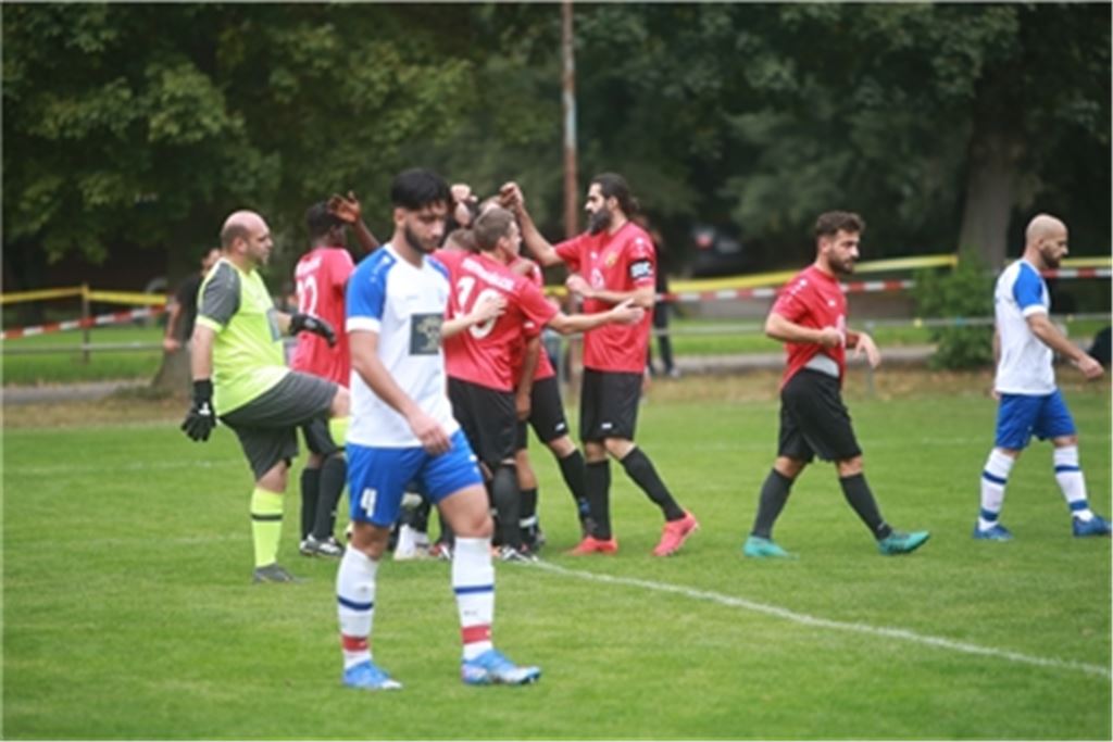 Jubel bei den Sportfreunden, Frust bei der SG 08 Hellas, die nach der Niederlage im Stadtduell im Tabellenkeller bleiben. Fotos: Huber