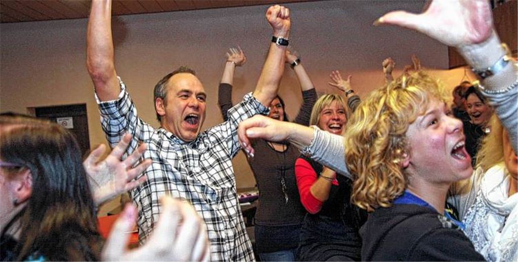 Jubel bei der Fangemeinde: Max Giesinger aus Waldbronn ist in der TV-Show „Voice of Germany“ nach wie vor im Rennen.