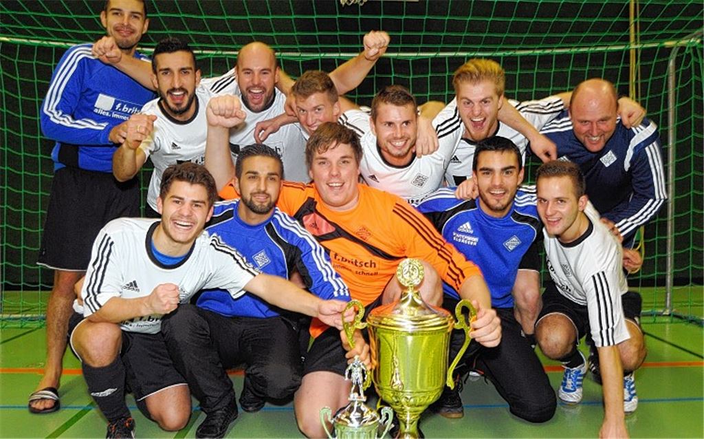 Jubel beim FC Viktoria: Ein Treffer von Felix Stotz beschert der Mannschaft die erfolgreiche Titelverteidigung beim Hallen-Stadtpokal.