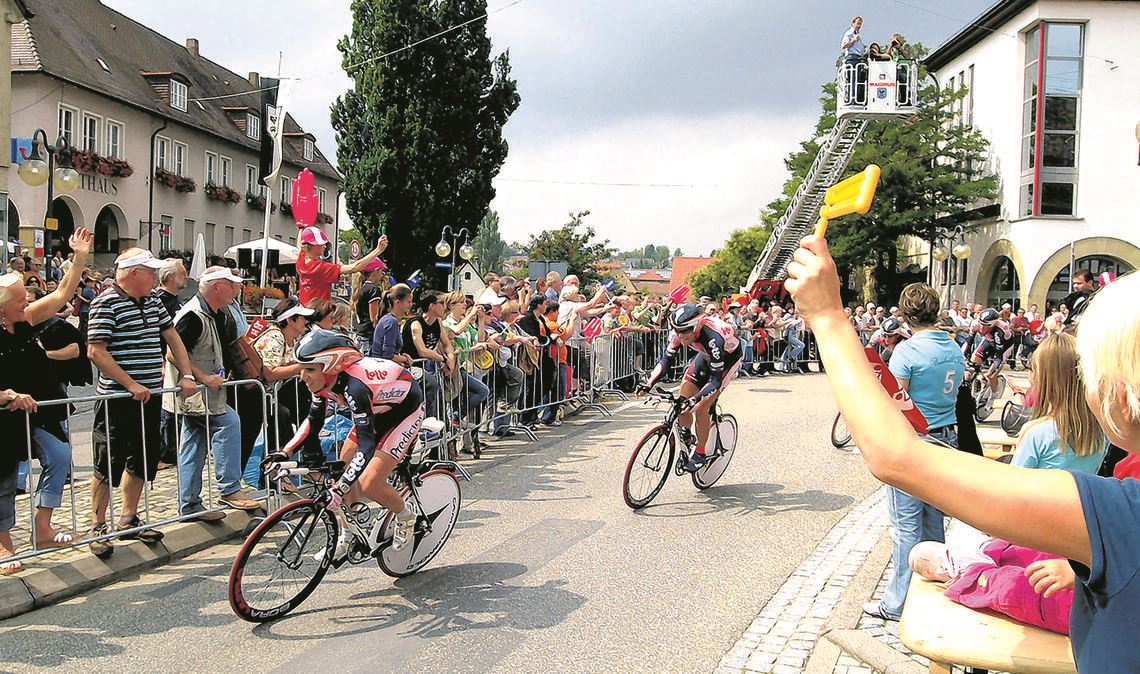 Jubel beim Mannschaftszeitfahren durch Knittlingen bei der „Deutschland Tour“ 2007. Auch Sternenfels lag damals, wie am kommenden Sonntag, an der Strecke. Fotos: Archiv
