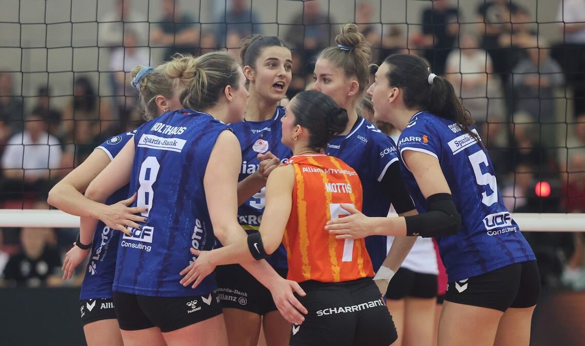 Jubel der Volleyballerinnen von Allianz MTV Stuttgart über den Sieg gegen USC Münster