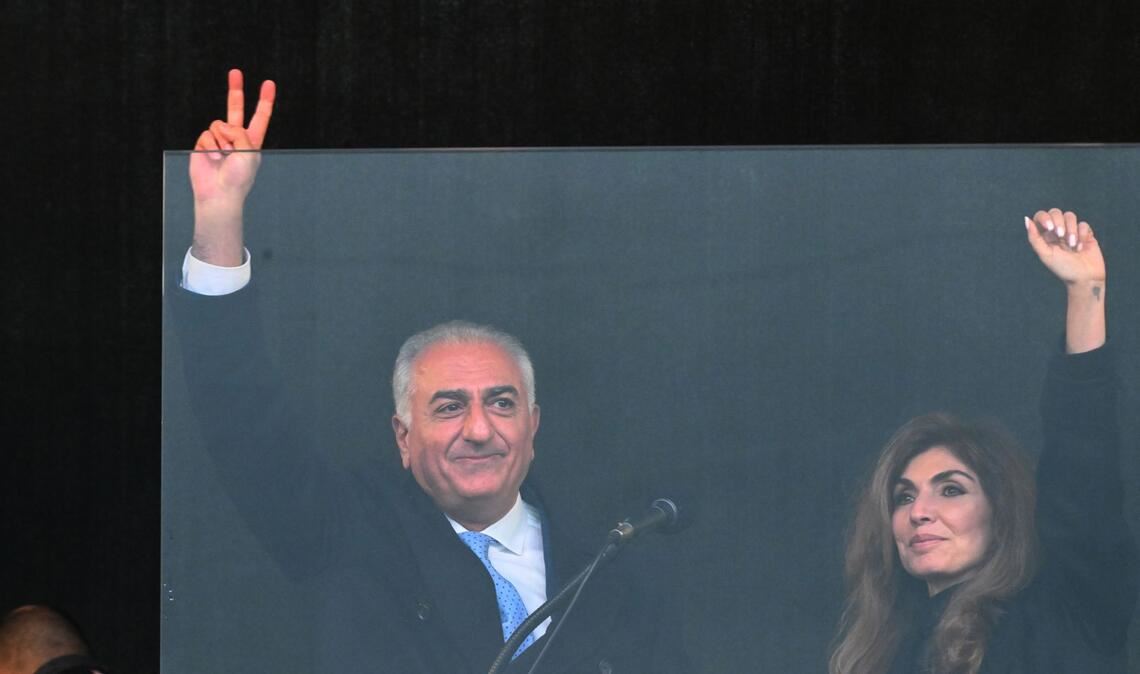 Jubel gab es für Reza Pahlavi, den Sohn des gestürzten iranischen Schahs Mohammad Reza Pahlavi, der zusammen mit seiner Frau Yasmine bei der Groß-Demonstration auf der Theresienwiese in München auftrat.