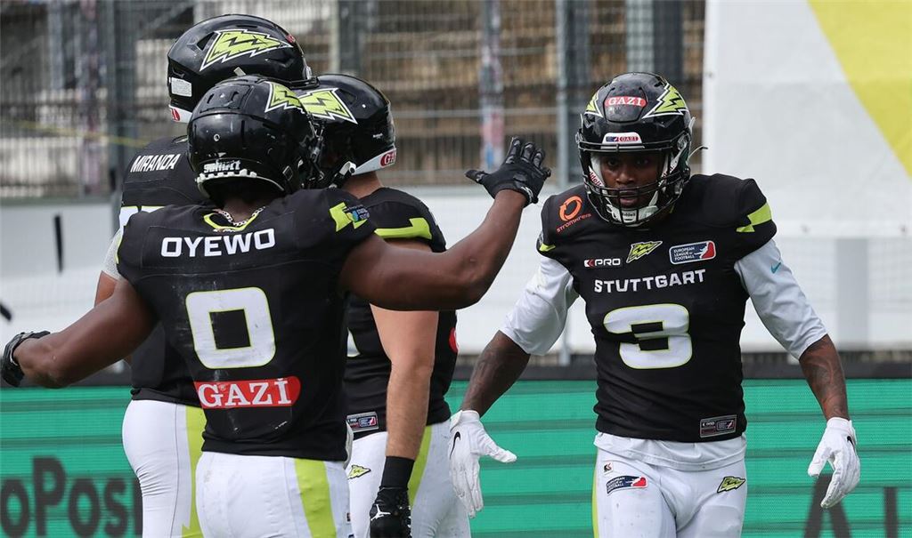 Jubel im Gazistadion: Die Stuttgarter Mike Harley Jr. (re.) und Tomiwa Oyewo.