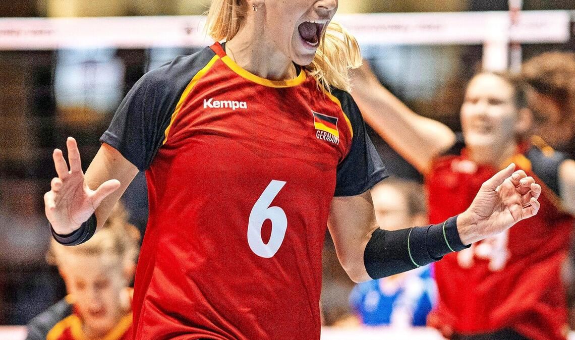 Phuket statt Stuttgart Jubel im Nationaltrikot: Außenangreiferin Antonia Stautz von Allianz MTV Stuttgart ist ein wichtiger Bestandteil des deutschen WM-Teams.