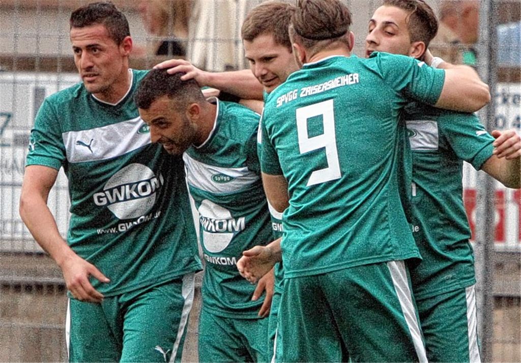 Jubel nach dem 2:0 von Özkan Sasmaz (2.v.li.), dennoch muss Zaisersweiher in der Schlussphase zittern. Foto: Eigner