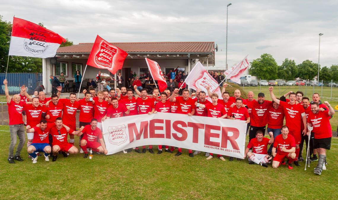 Jubel nach dem Schlusspfiff: Schon am drittletzten Spieltag sichert sich der TSV Großglattbach die Meisterschaft. Fotos: Fotomoment