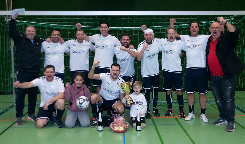 Jubel nach dem Sieg im AH-Turnier: das Team des TSV Ötisheim.