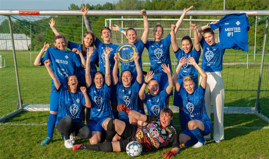 Jubel nach dem letzten Saisonspiel. Wie im vergangenen Jahr feiern die Frauen des FC Viktoria Enzberg die Meisterschaft in der Kleinfeld-Landesliga.