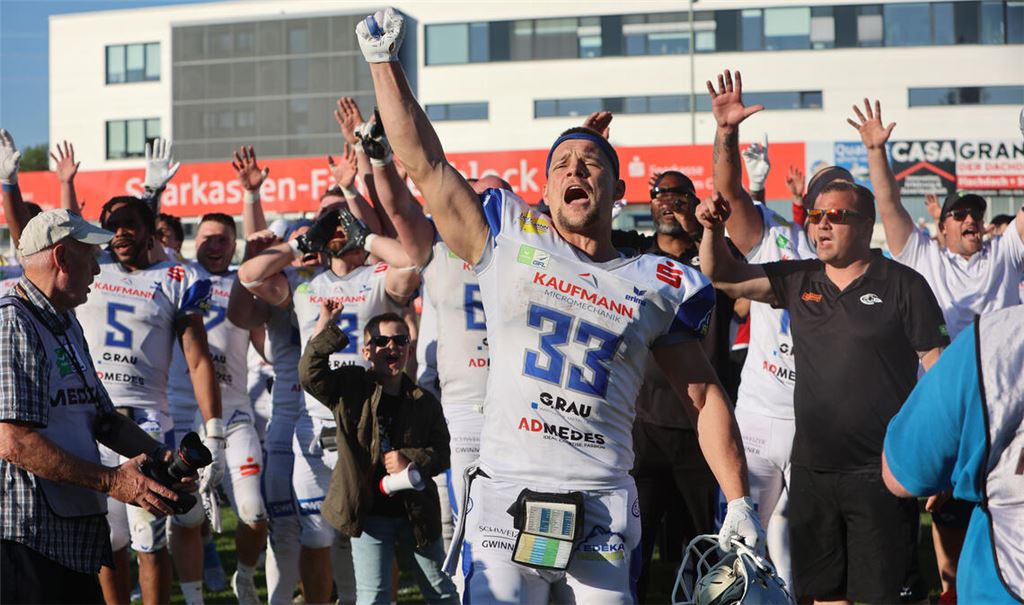 Jubel nach der erfolgreichen Premiere in der Erima-GFL: Michel Theo (Mitte) und die Pforzheim Wilddogs besiegen die Allgäu Comets.