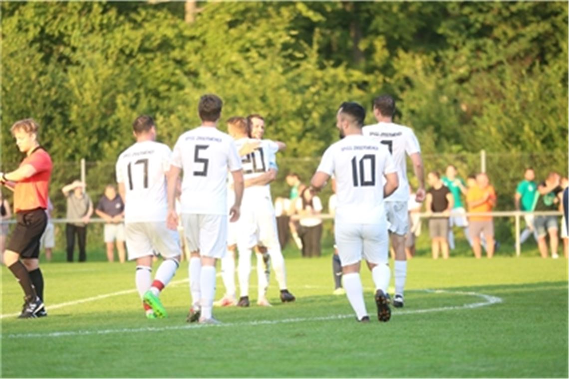 Jubel über das 3:1: Schütze Tim Reinisch (Nummer 20) bedankt sich beim Vorlagengeber Rony Kastner.  Huber