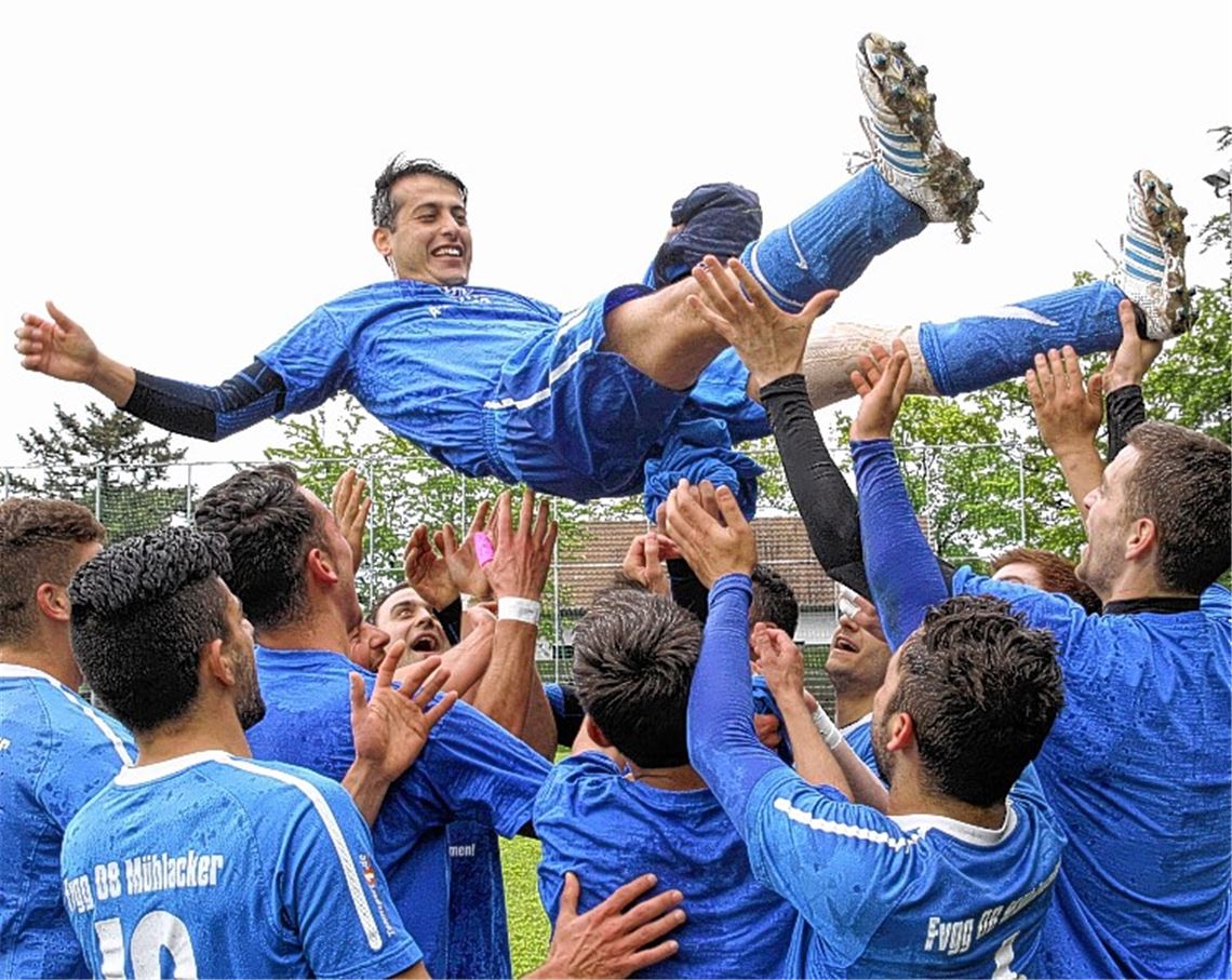 Jubel über den Aufstieg: Von Sekt und Bier bereits durchnässt genießt 08-Trainer Ehab Ahmad eine Flugeinlage. Foto: Eigner