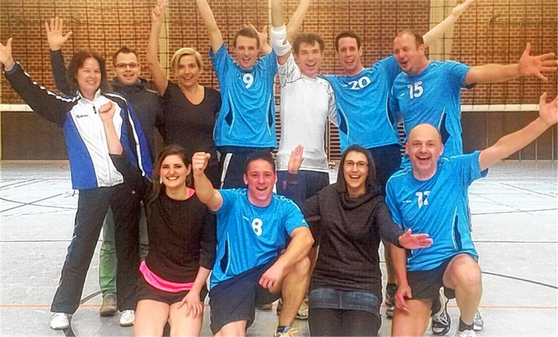 Jubel über die Meisterschaft: die gemischten Volleyballer des TSV Ötisheim.