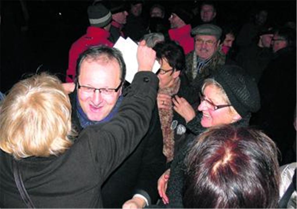 Jubel um Thomas Nowitzki: Anhänger gratulieren dem alten und neuen Schultes. Foto: Garhöfer