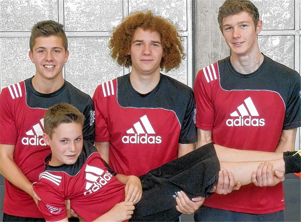 Jubelstimmung bei den Tischtennis-Junioren: Benjamin Folk, Markus King und Florian Klingel (v.li. ) tragen ihren Teamkameraden Julius Baiker.