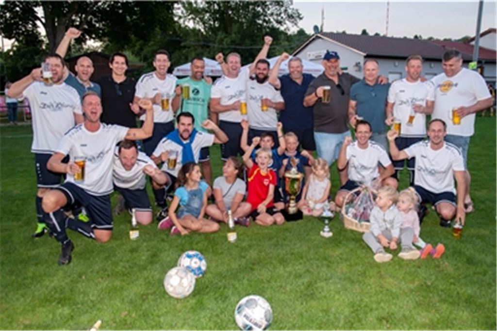 Jubelstimmung beim TSV Ötisheim: Die AH-Truppe aus dem Mühlacker Nachbarort feiert die erfolgreiche Titelverteidigung im Stadtpokal-Turnier. Fotos: Fotomoment